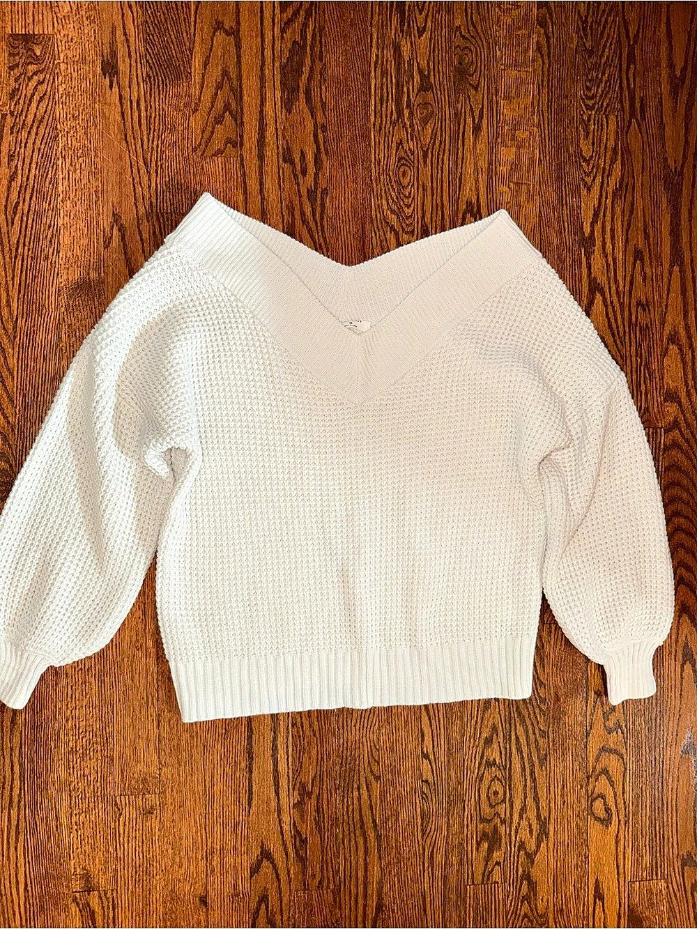 Zenana V-Neck Knit Sweater in White Size Medium Like New